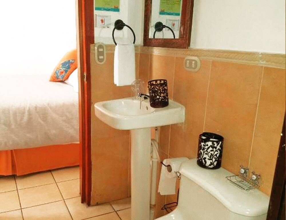 Conacaste, Hot Water photo 2