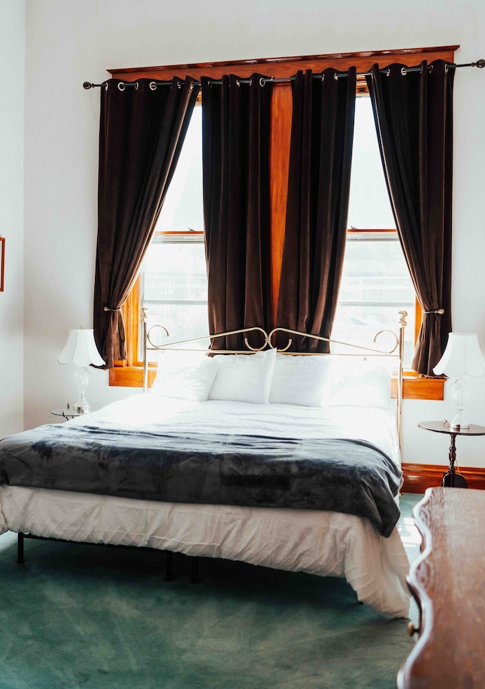 Suite, 1 King Bed (Plat and Tract Office, 2nd Floor, Accessible by Stairs Only)