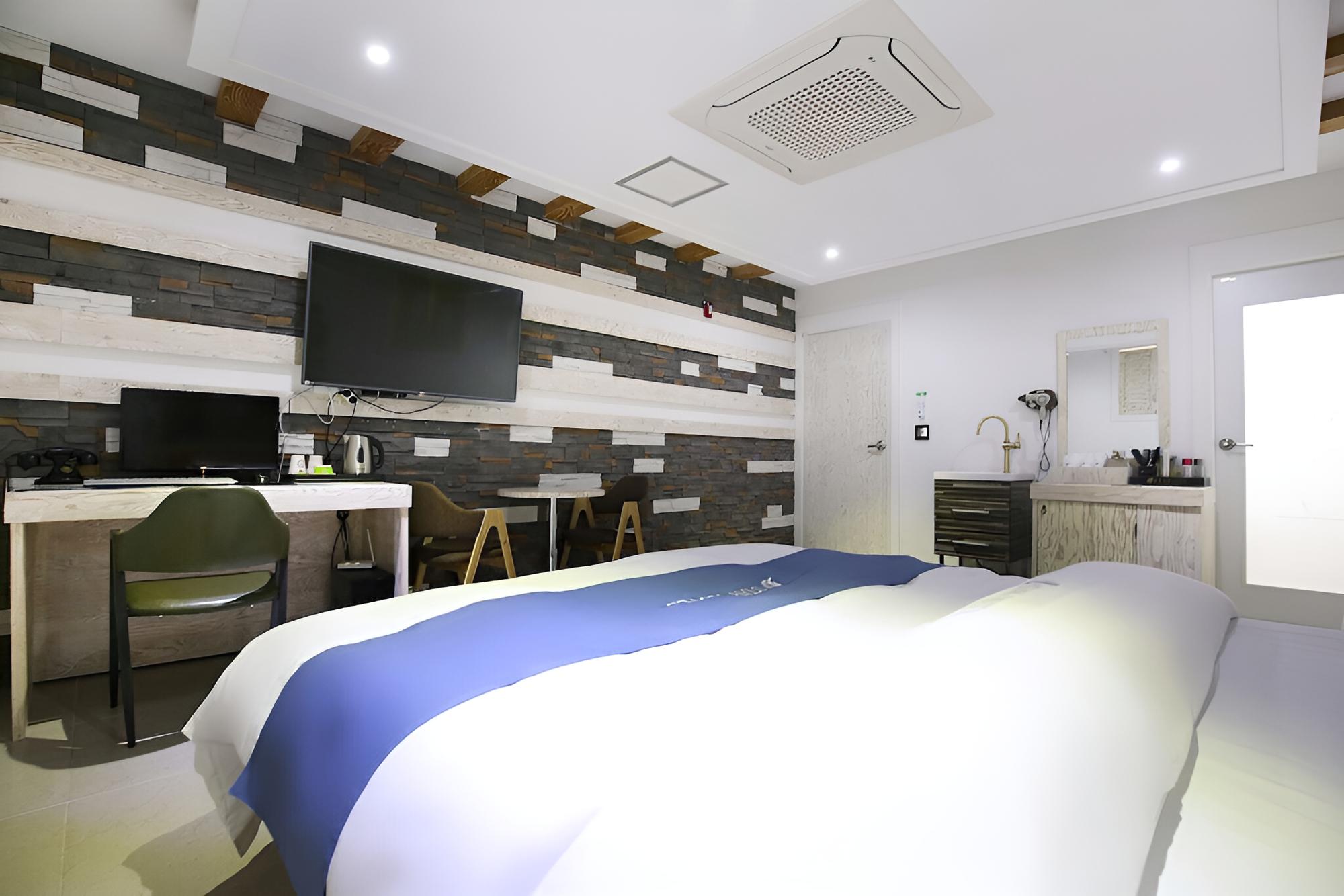 Room (Standard Room) - Photo 12
