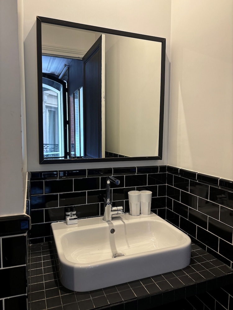 Executive Twin Room thumbnail 6