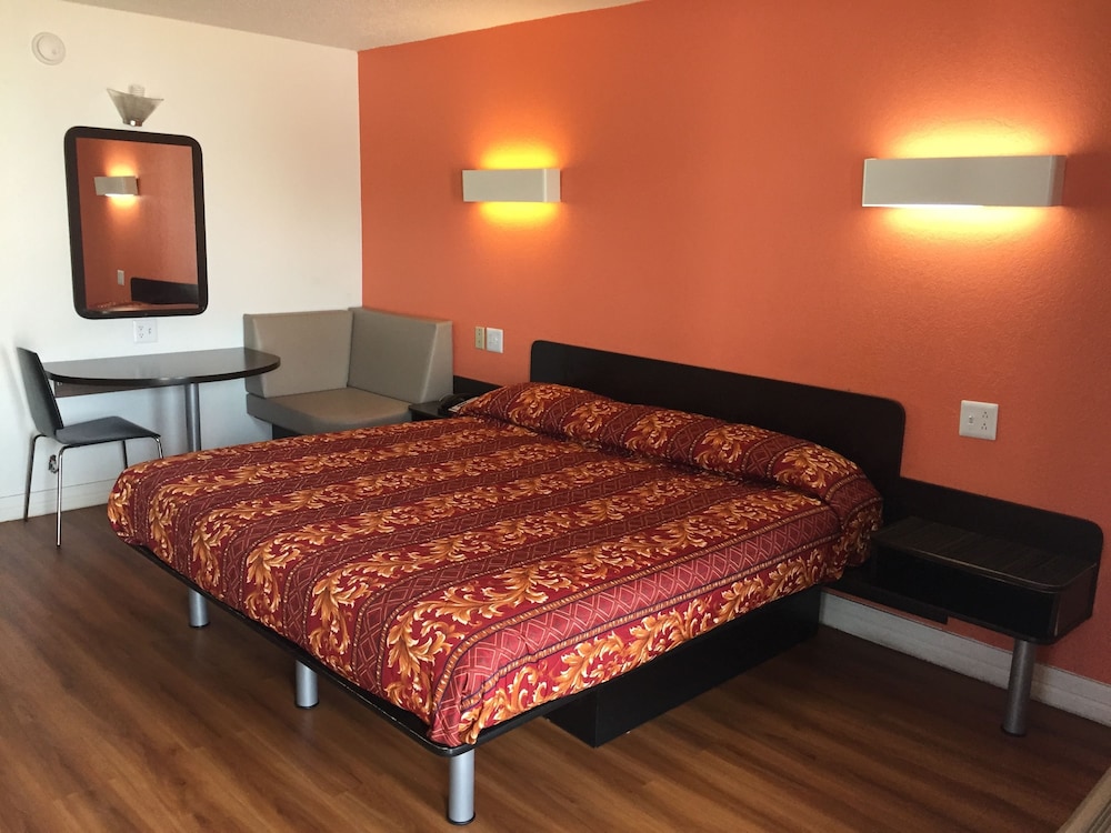 Deluxe Room, 1 King Bed, Accessible, Smoking