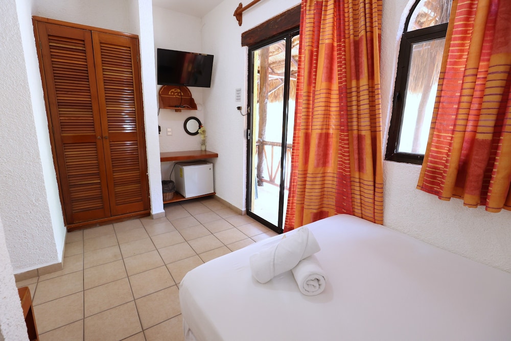 Coba 2 Double Beds with Balcony and Private Bathroom - Photo 2