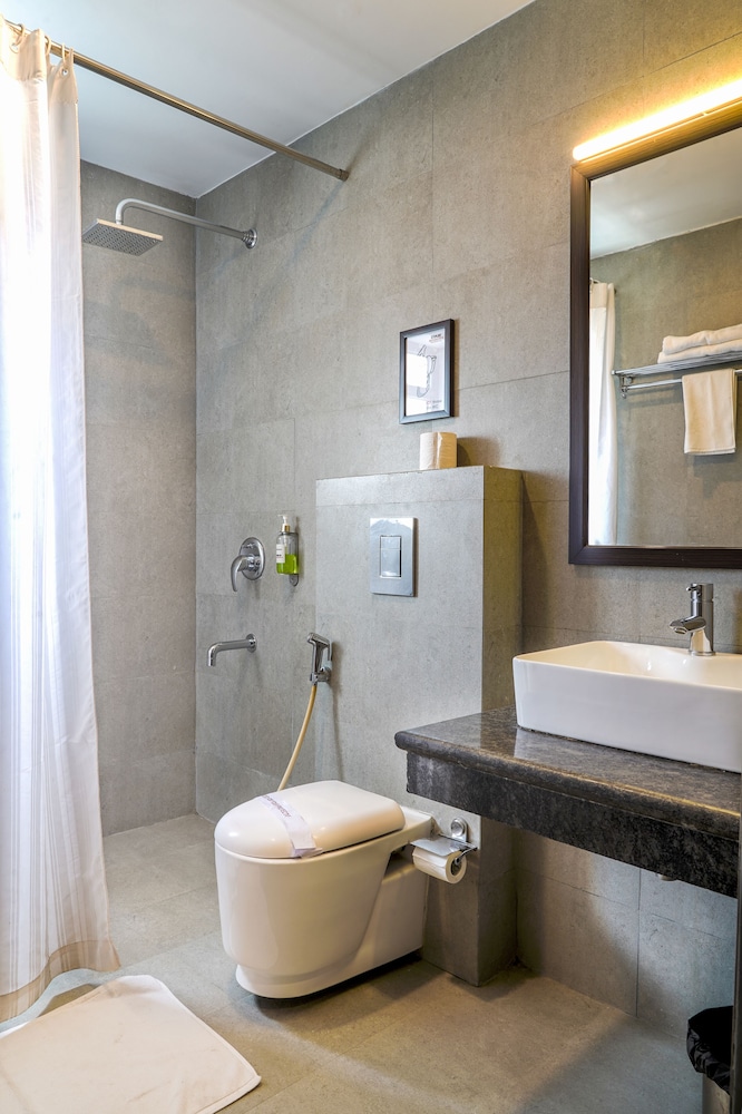 Superior King Room - Photo 9