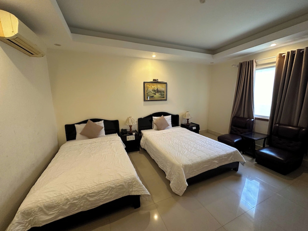 Basic Triple Room, City View