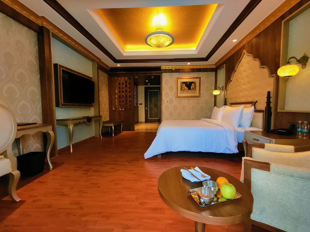 Premium King First Floor Pool Facing - Photo 5