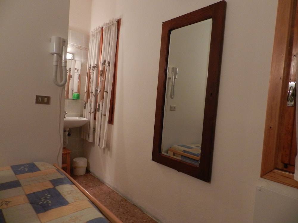 Economy Twin Room, Private Bathroom, Tower photo 1