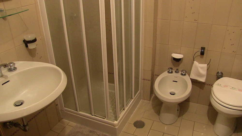 Standard Double or Twin Room, 1 Double Bed, Ensuite photo 2