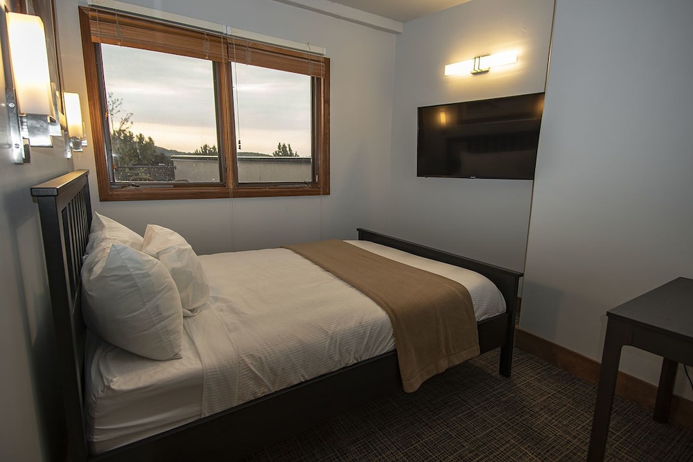 Economy Room, 1 Queen Bed, Shared Bathroom, Mountain View photo 2