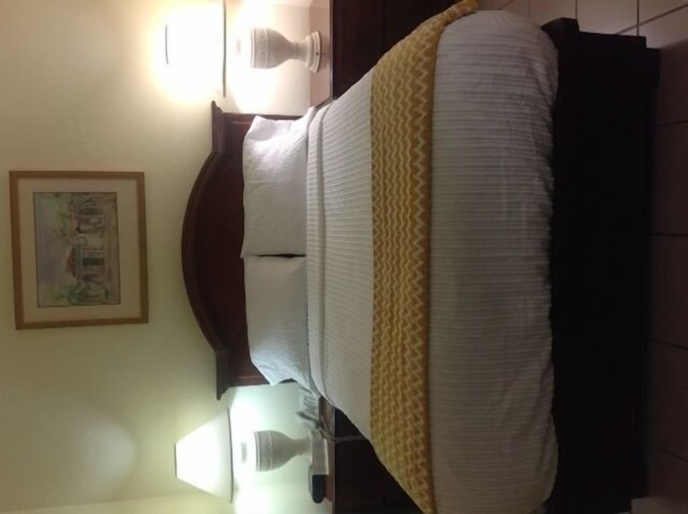 Standard Room, 1 Queen Bed photo 3