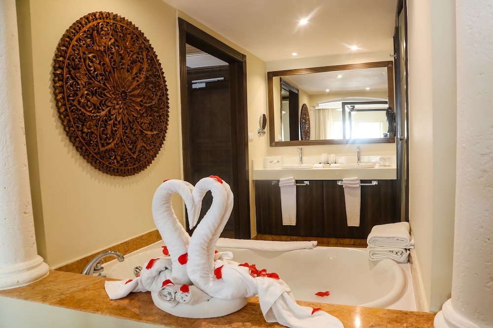 Colonial Club One Bedroom Suite with Indoor Hot Tub (Adults Only) photo 2