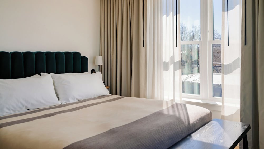 Standard Room, 1 King Bed, Mobility Accessible, Balcony