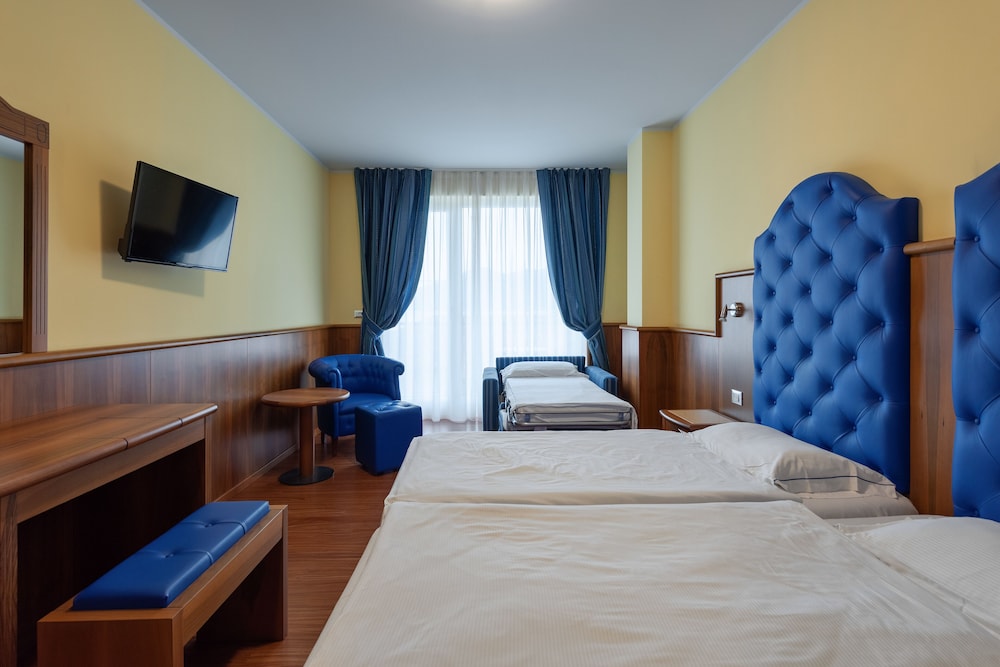 Deluxe Double Room, Lake View (3 pax) - Photo 3