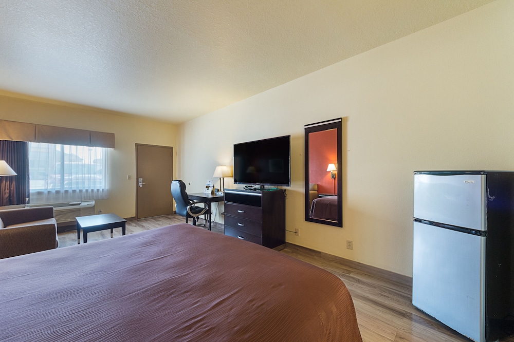 Standard Room, 1 Bedroom, Non Smoking, Refrigerator & Microwave photo 3