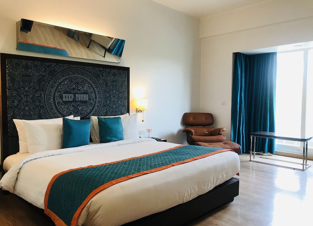 Premier Room, 1 King Bed, Balcony photo 2