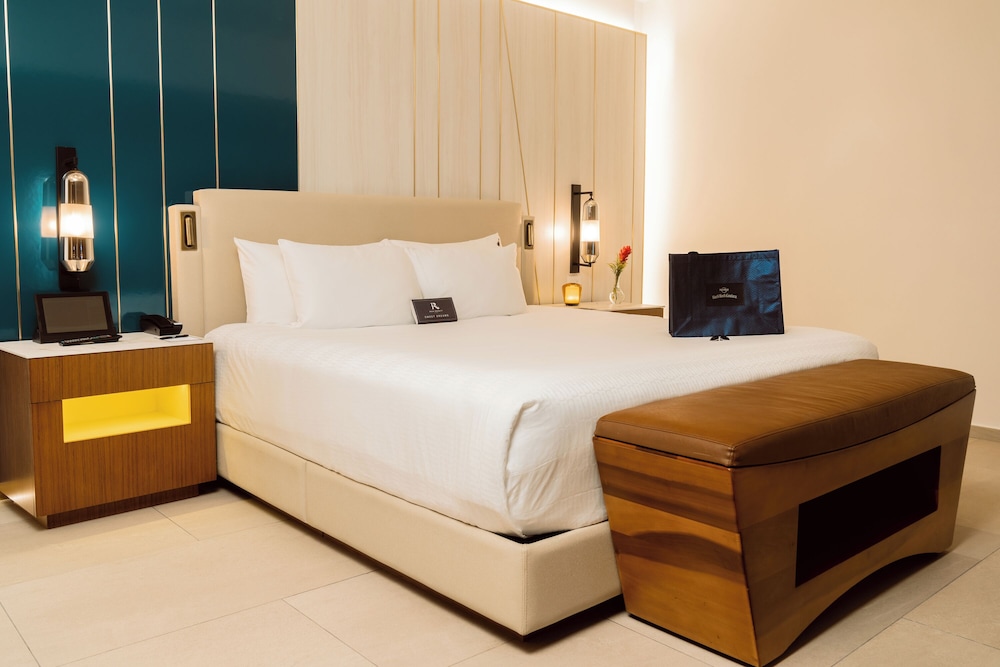 Rock Royalty Caribbean Sand Suite King Bed & Sofa Bed