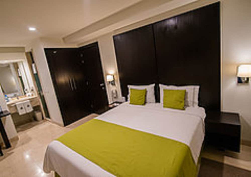 Standard Room, 1 King Bed photo 2