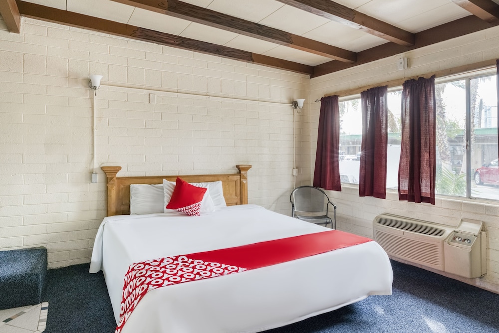 Premium Room, 1 King Bed, Smoking - Photo 3