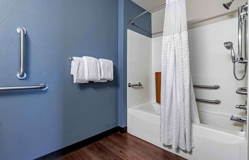 Suite, 1 King Bed, Accessible, Non Smoking (1 Bedroom) - Photo 5