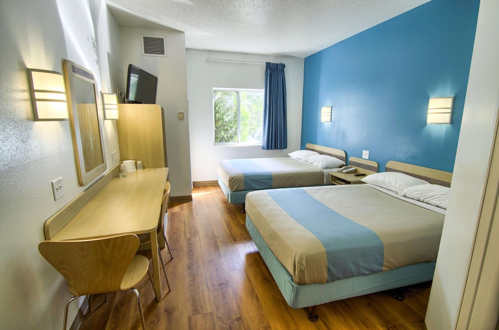 Standard Room, 2 Double Beds, Non Smoking photo 3