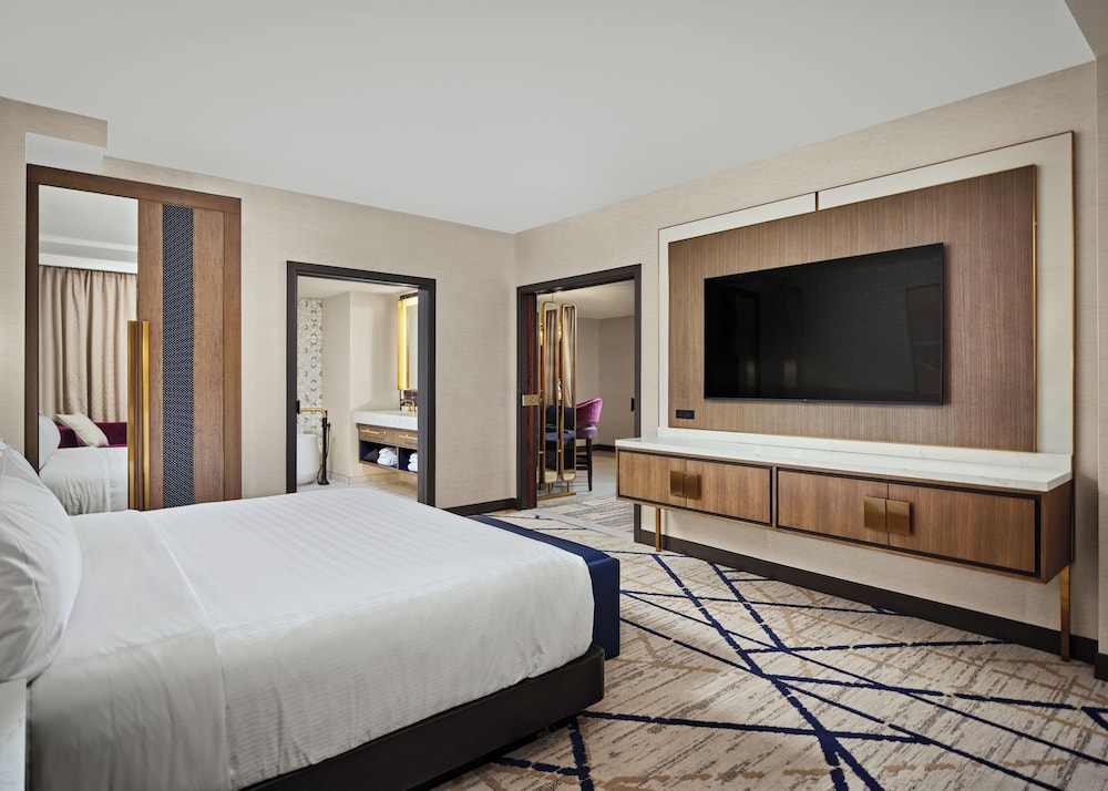 Superior Suite, 1 King Bed, Corner photo 2