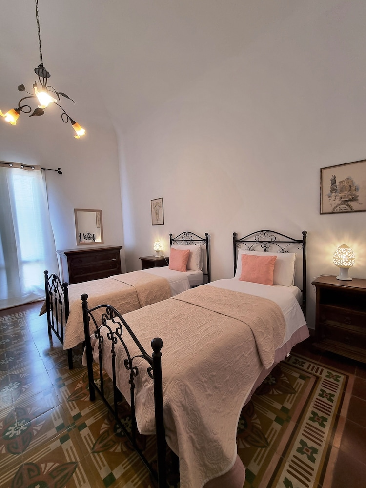 City Twin Room, 2 Twin Beds, Non Smoking, Shared Bathroom