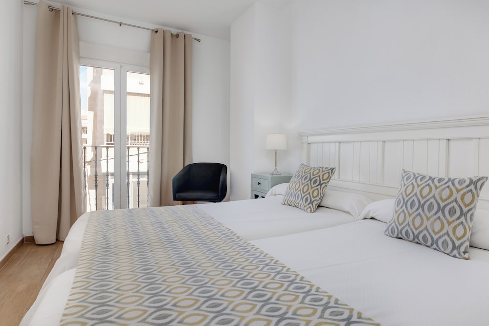 Standard Double or Twin Room - Photo 16