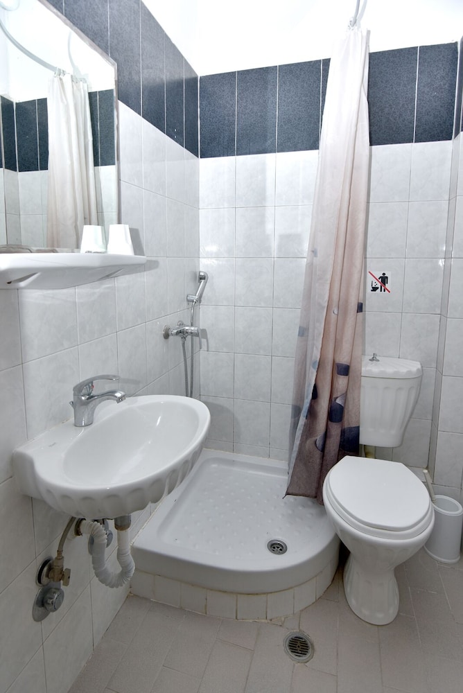 Economy Triple Room photo 2