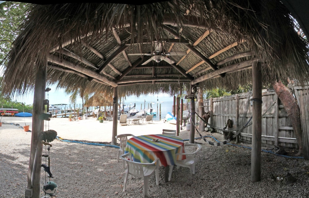 Honeymoon Cottage, 1 Queen Bed, Ocean View, Beachfront photo 2