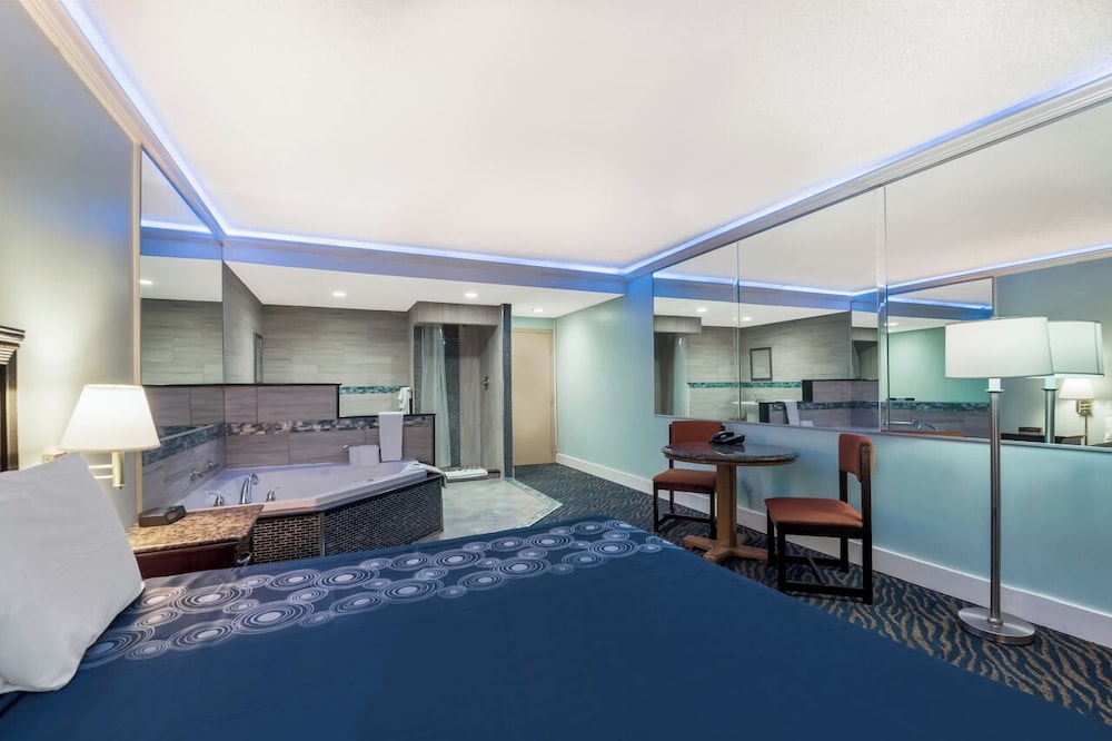 Room, 1 King Bed, Smoking, Jetted Tub - Photo 1
