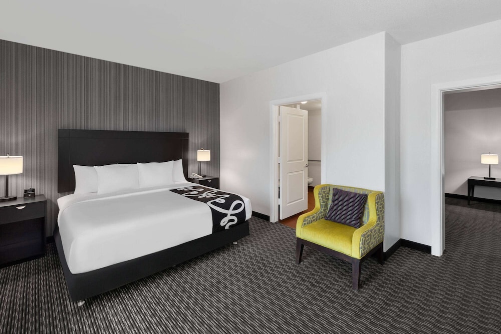 Deluxe Suite, 1 King Bed, Accessible, Non Smoking (Mobilty/Hearing, Tub w/ Grab Bars) - Photo 1
