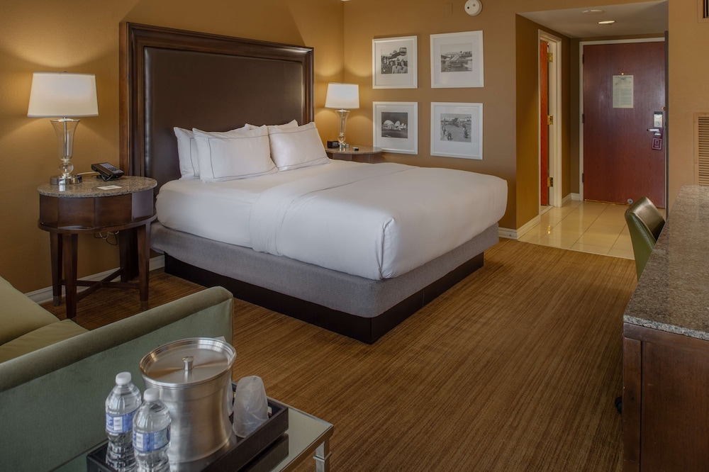Deluxe Room, 1 King Bed, Courtyard View - Photo 2