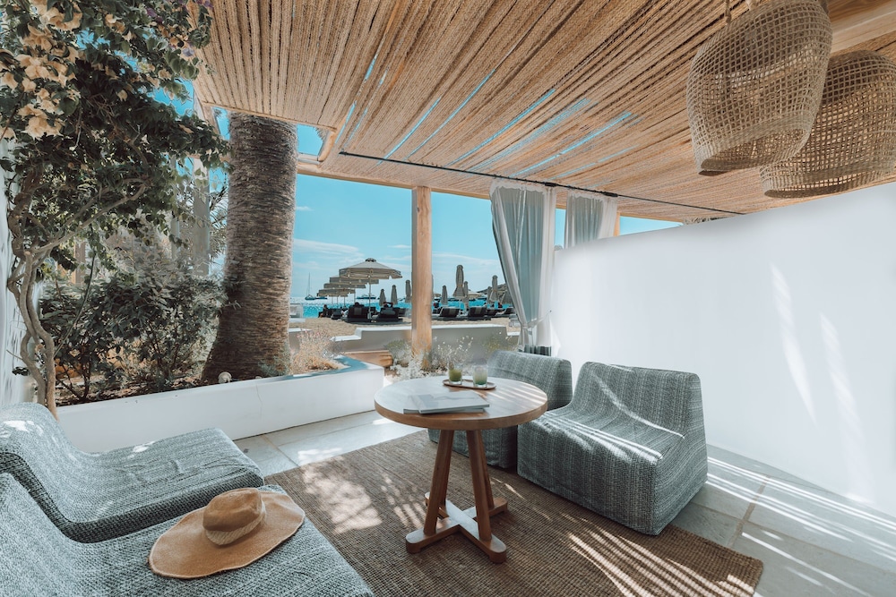 Deluxe Room, 1 King Bed, Beachfront - Photo 9