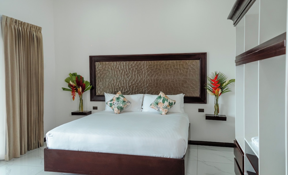 Luxury Room, 1 King Bed, Mountain View photo 2