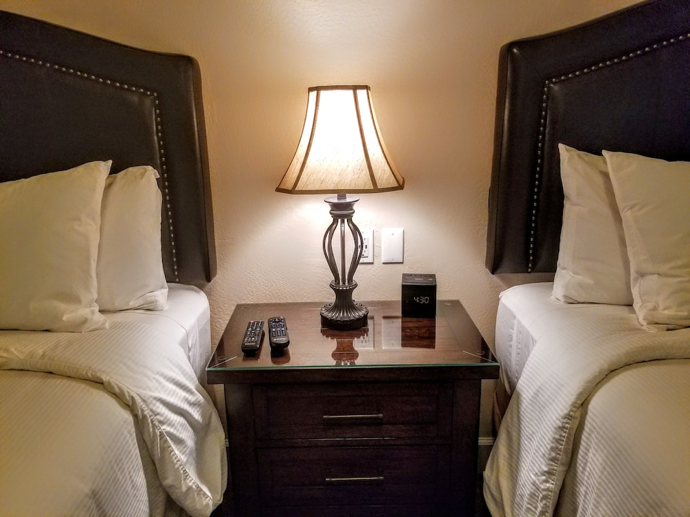 Superior Suite, 2 Queen Beds, Fireplace, Golf View photo 2