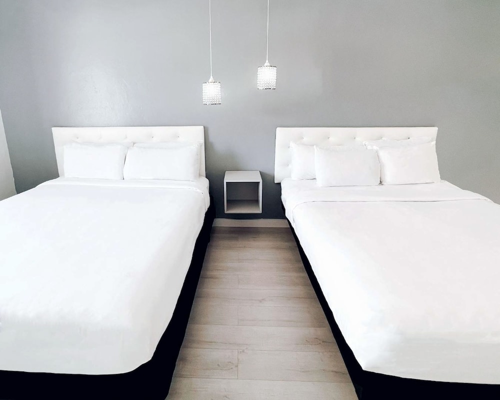 Deluxe Studio, 2 Queen Beds photo 2