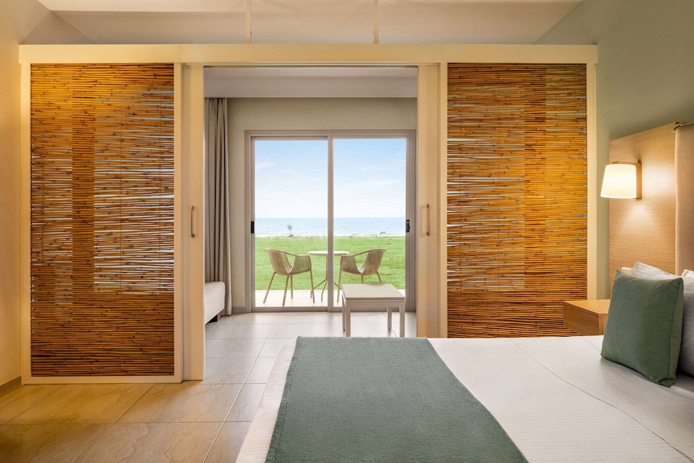 Superior Room, 1 King Bed, Pool View photo 3