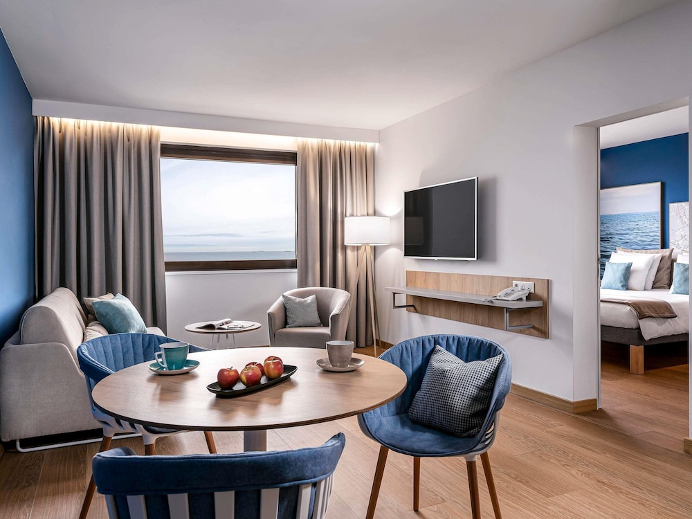 Suite, 1 Queen Bed thumbnail 6