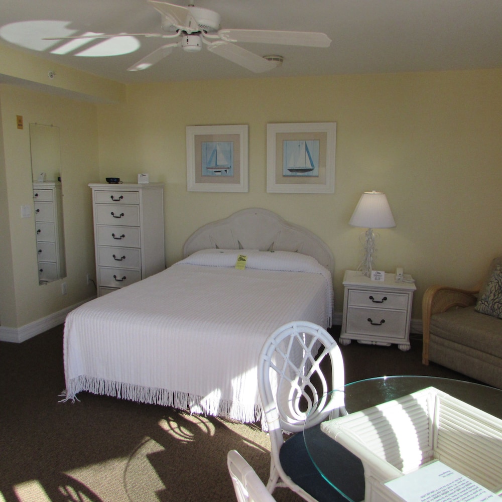 Studio, 1 Queen Bed, Partial Ocean View
