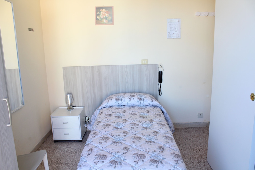 Single room, Private Bathroom and Balcony photo 3