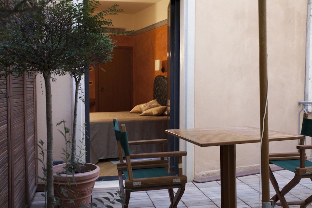 Double or Twin Room - Photo 8