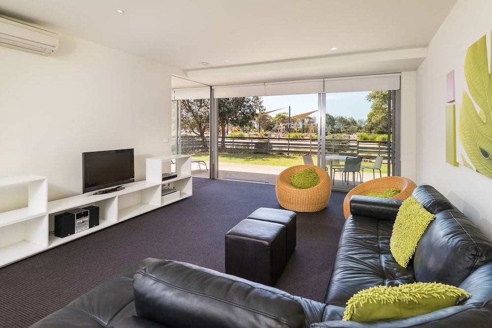 Beachside Two Bedroom Apartment - Photo 4