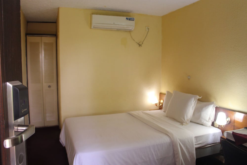 Suite, 1 Queen Bed, Smoking, Courtyard View photo 3