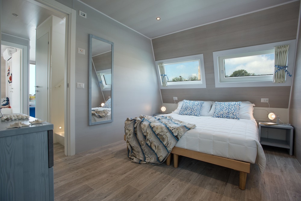 Duplex, 2 Bedrooms, Terrace, Courtyard Area (Garden Houseboat)