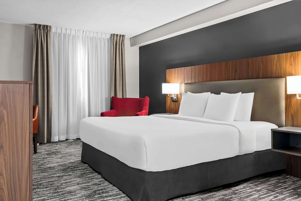 Room, 1 King Bed, Non Smoking (Upgrade) - Photo 2