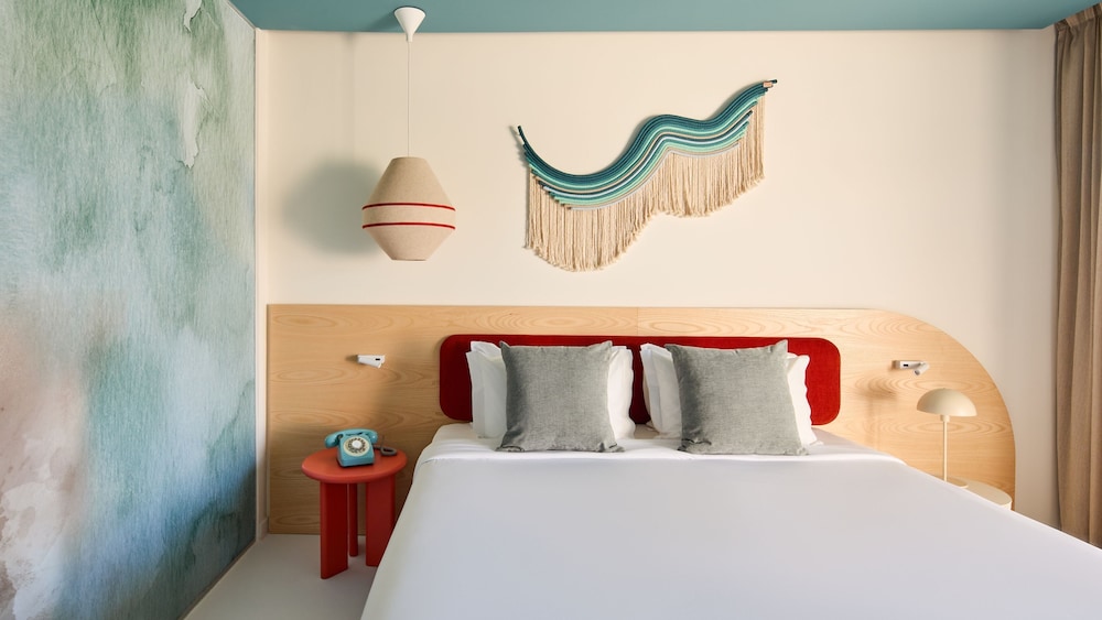 Standard Room, 1 King Bed, Balcony, Pool View