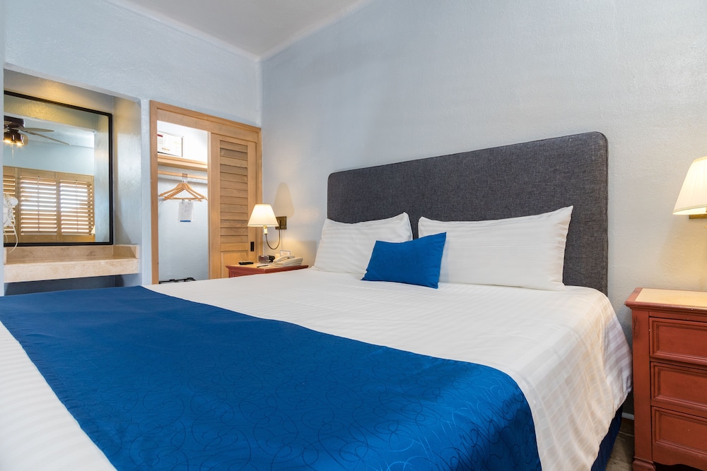 Master Suite Ocean View with Balcony King Bed & Sofa Bed - Photo 5