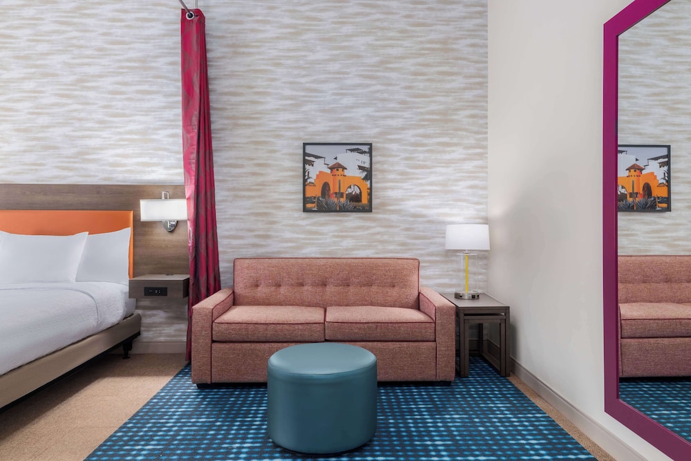 Suite, 1 King Bed, Accessible, Corner (Hearing) - Photo 2