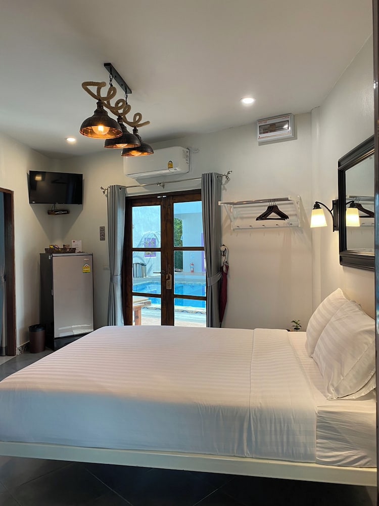 Interconnecting Pool View Room photo 3