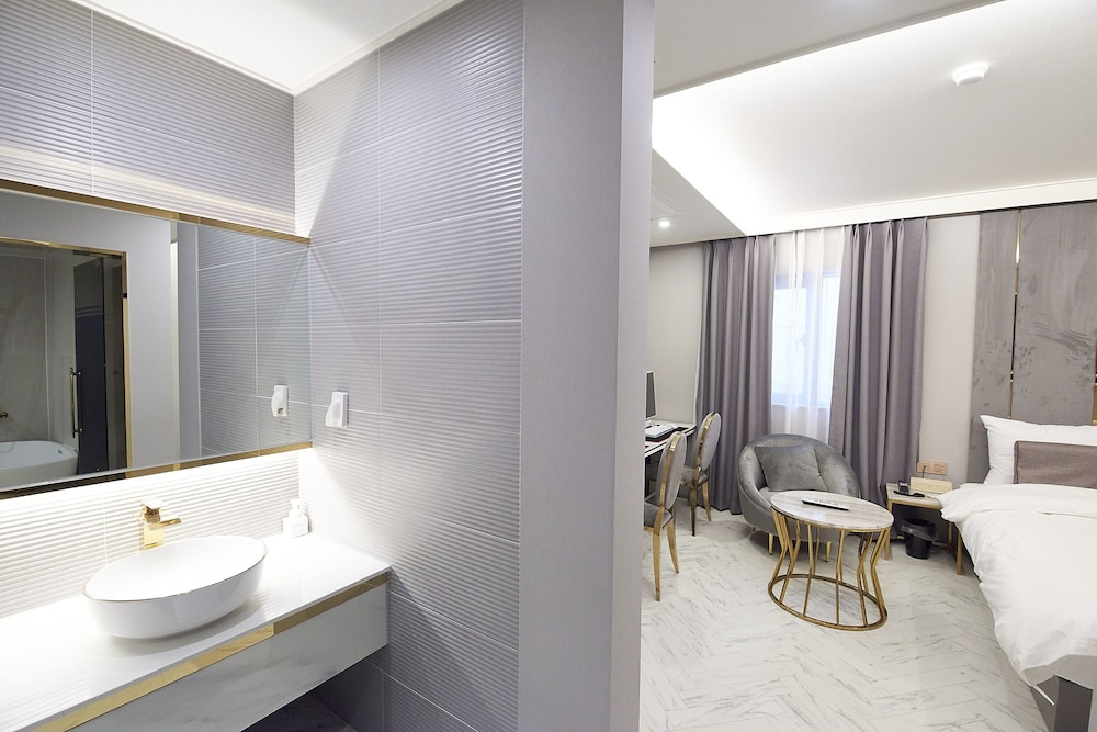 Deluxe Double Room - Photo 8