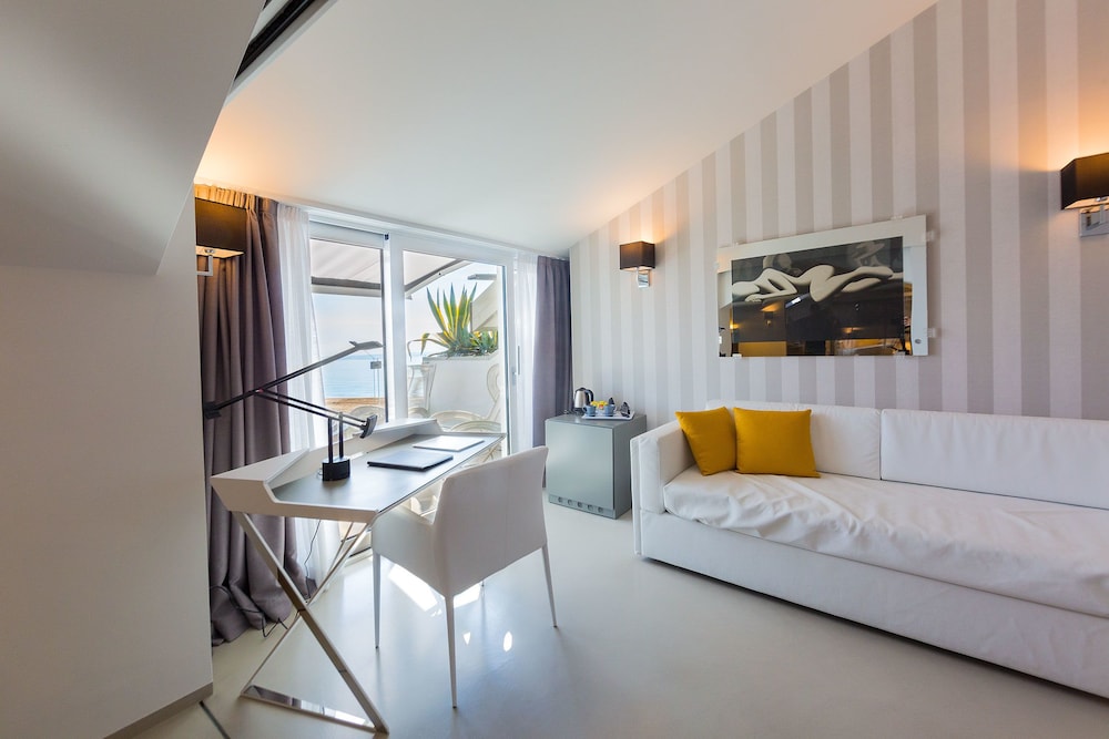 Deluxe Suite, Partial Sea View photo 3
